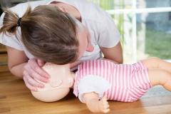 Reanimatie baby ademhaling controleren